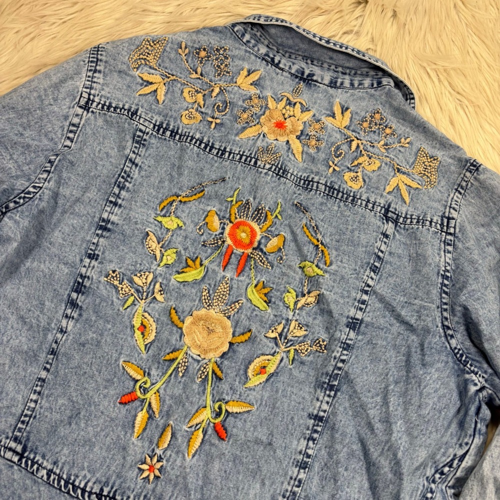 Nostalgia Women's M Floral Embroidered Chambray Shirt Boho Artsy Country Cowgirl